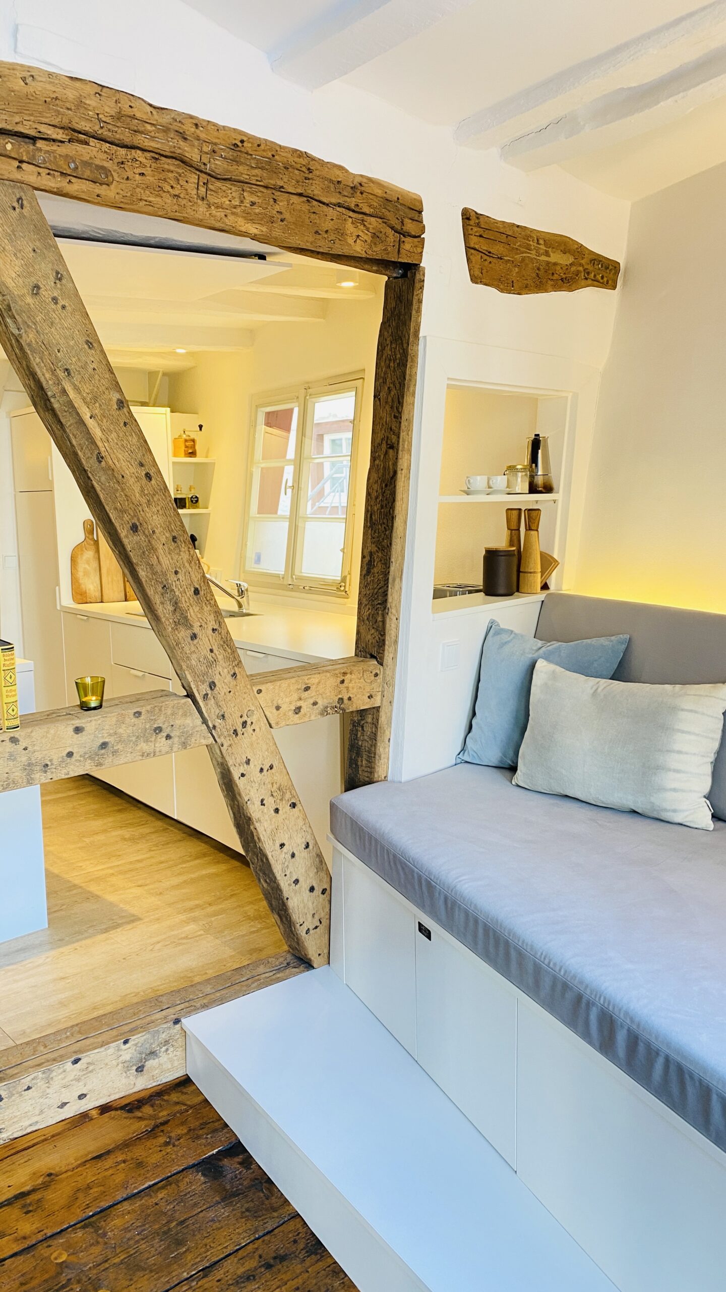 Lounge-Bereich der Auszeit mit Blick in die offene Küche