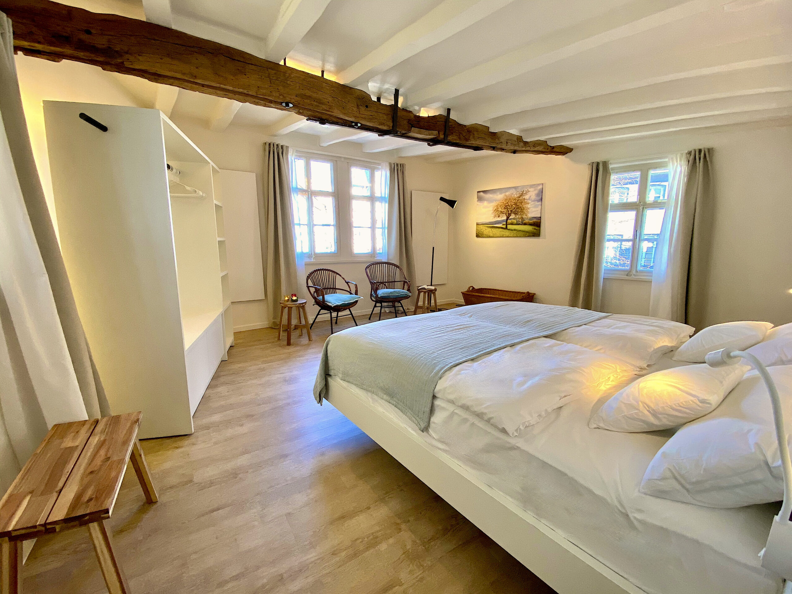 Schlafzimmer im Obergeschoss mit historischem Fachwerk