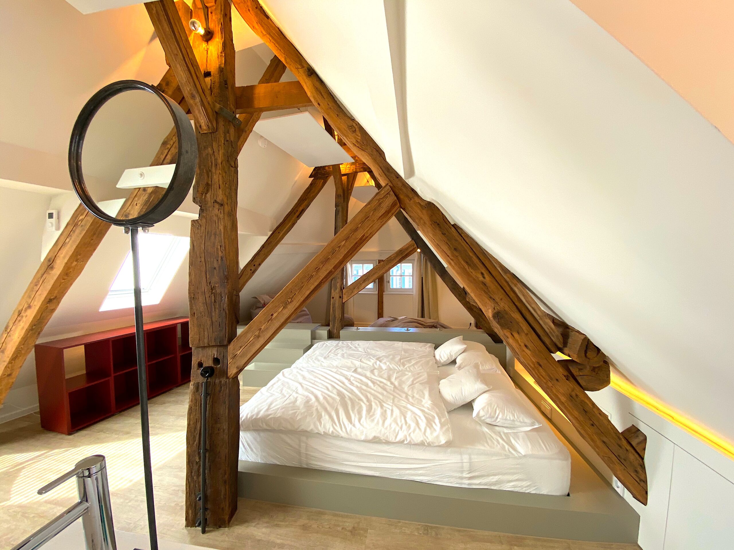 Schlafpodest und Chillbereich im Dachgeschoss