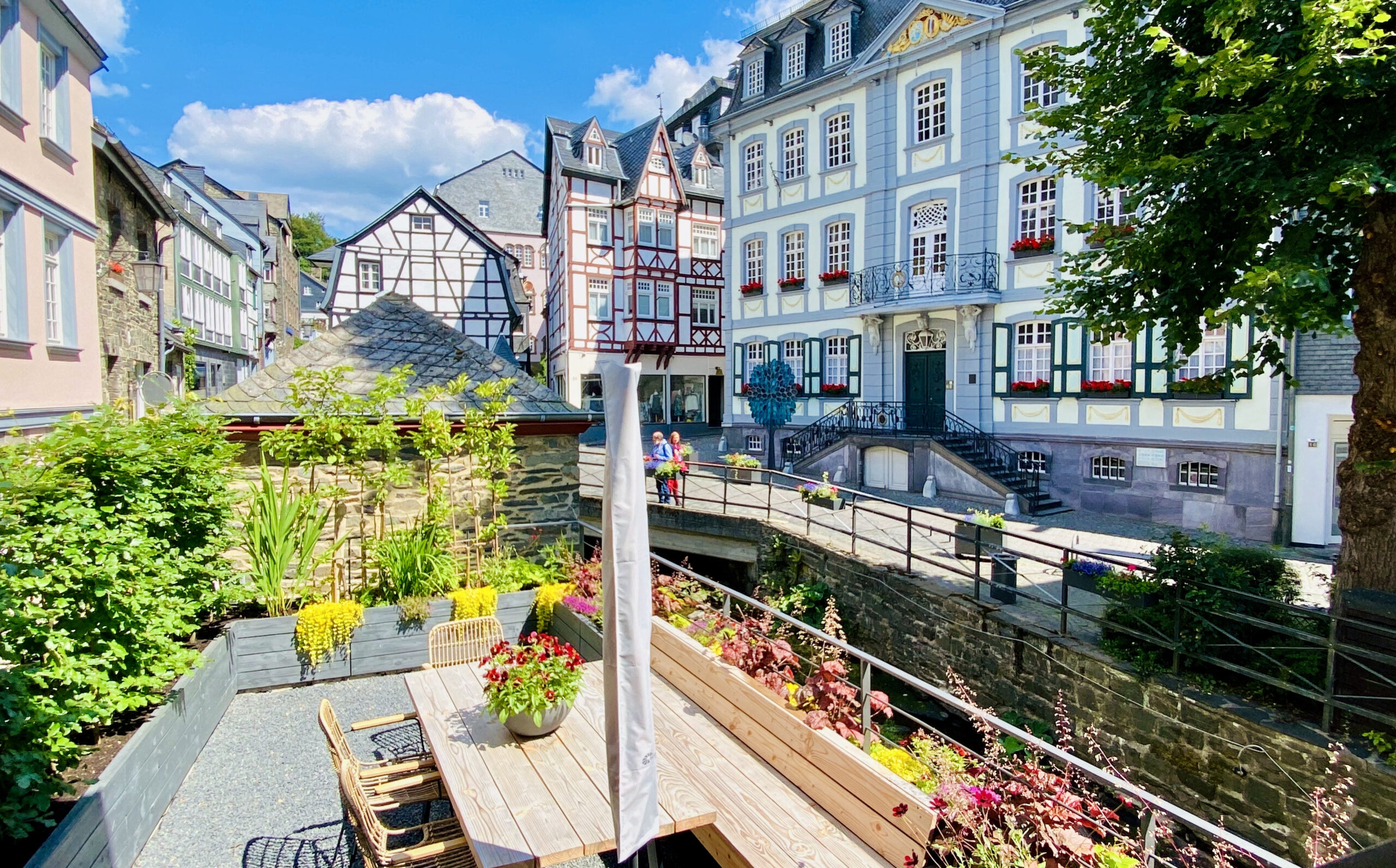 Gartenterrasse der Auszeit mit Blick auf Fachwerkhäuser