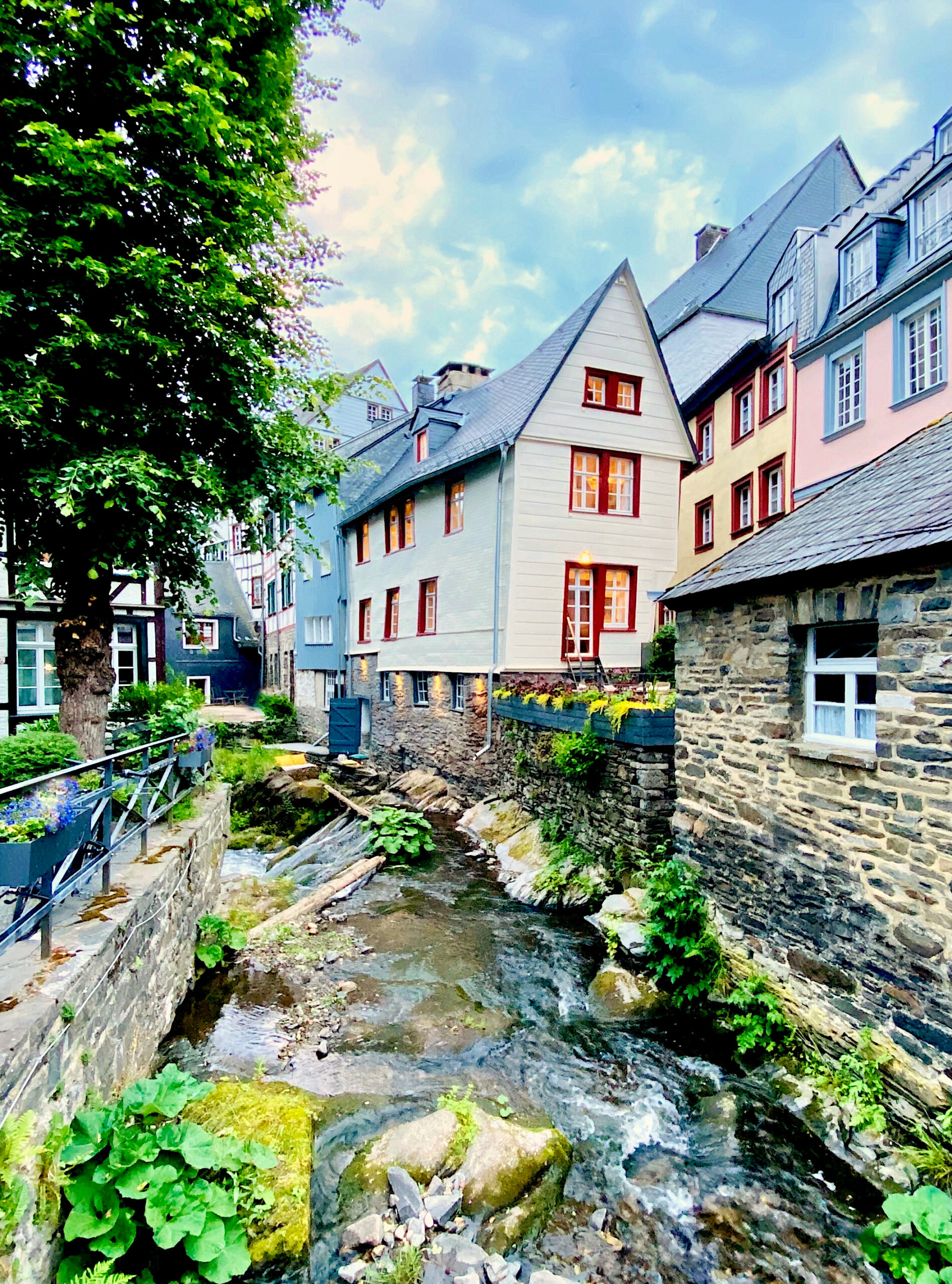 Blick auf die Fachwerkhäuser der Monschauer Altstadt an der Rur