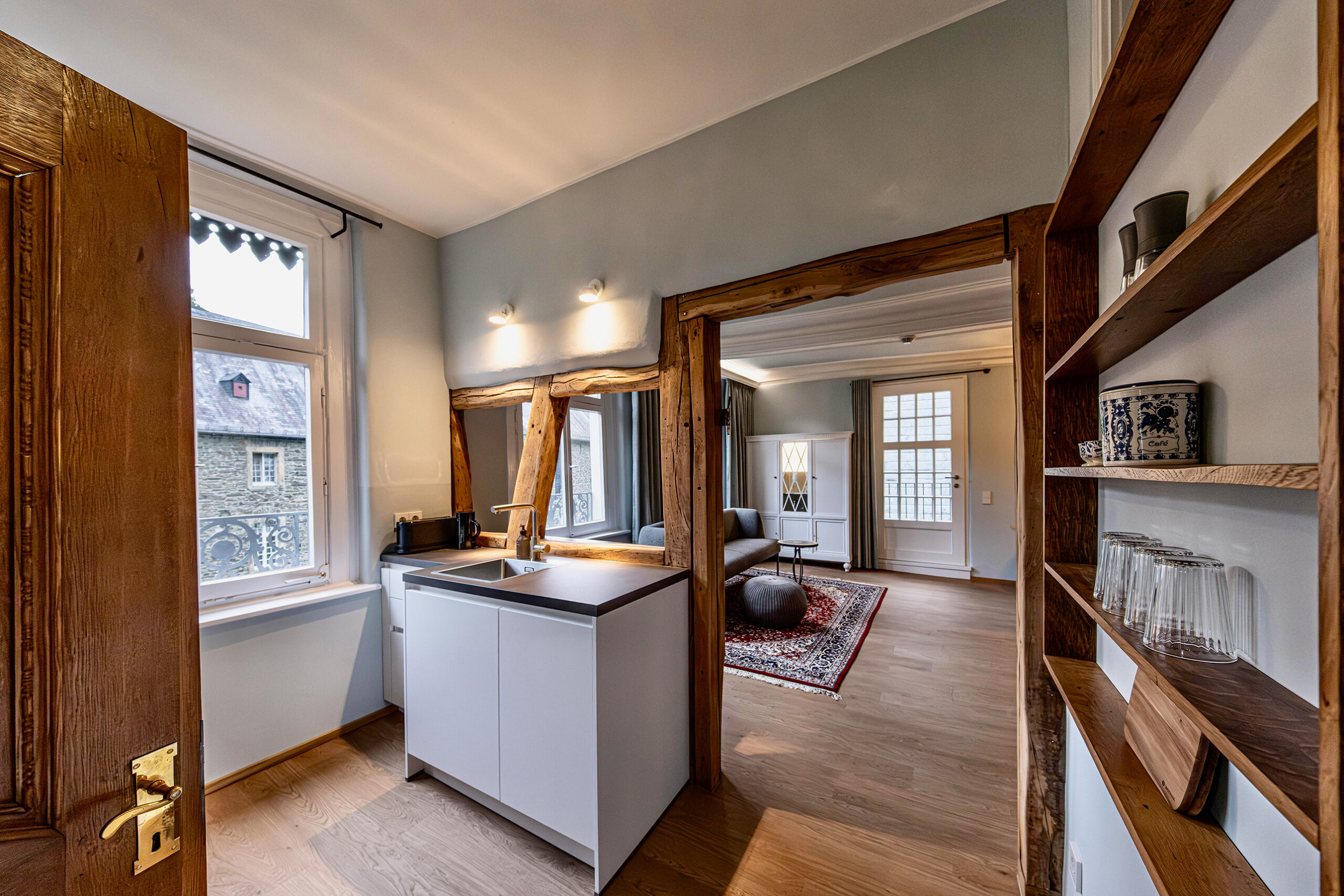 Offene Küche der Lieblingszeit mit Fachwerkdetails