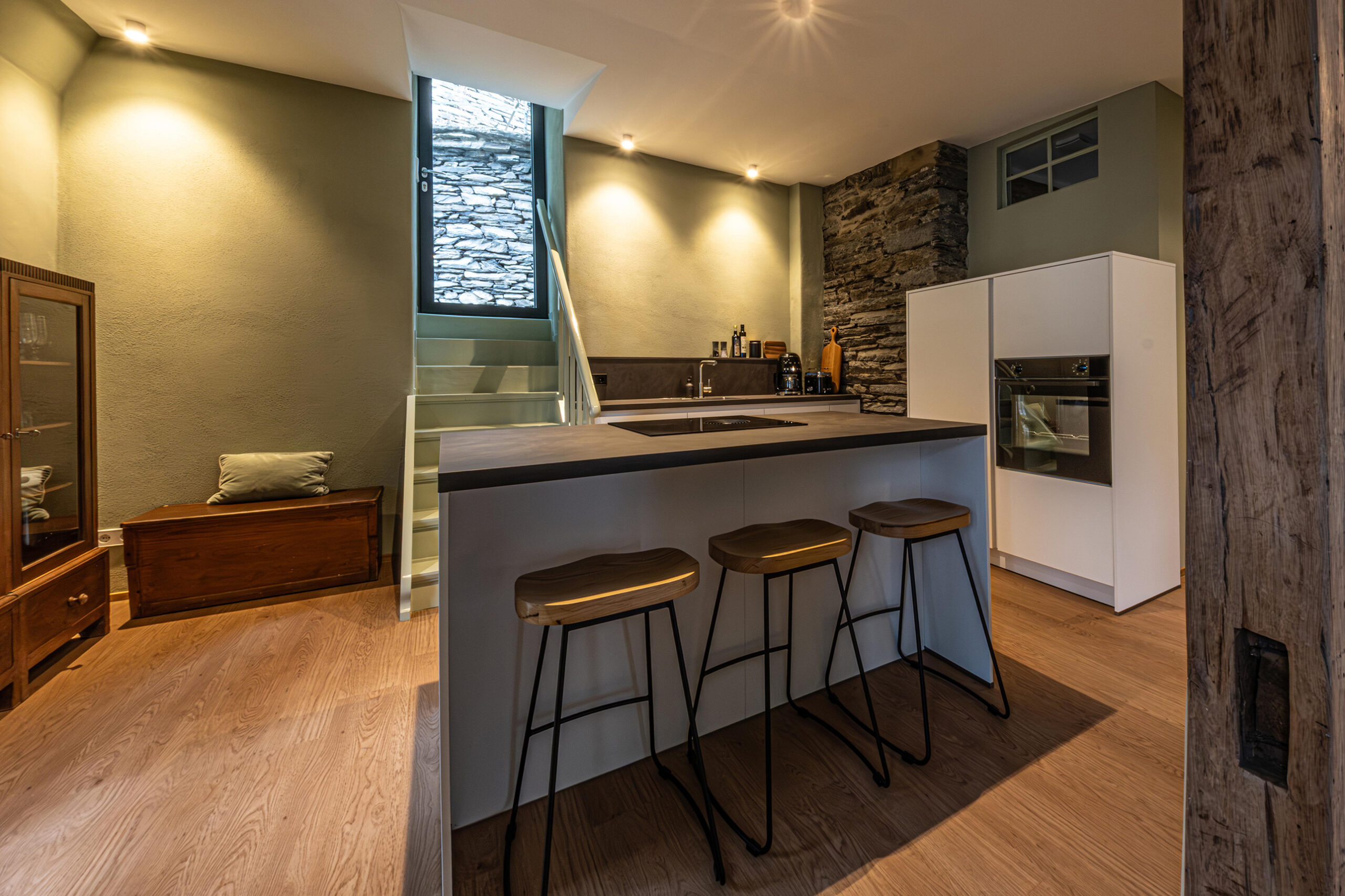 Küche der Traumzeit mit Aufgang zum Garten