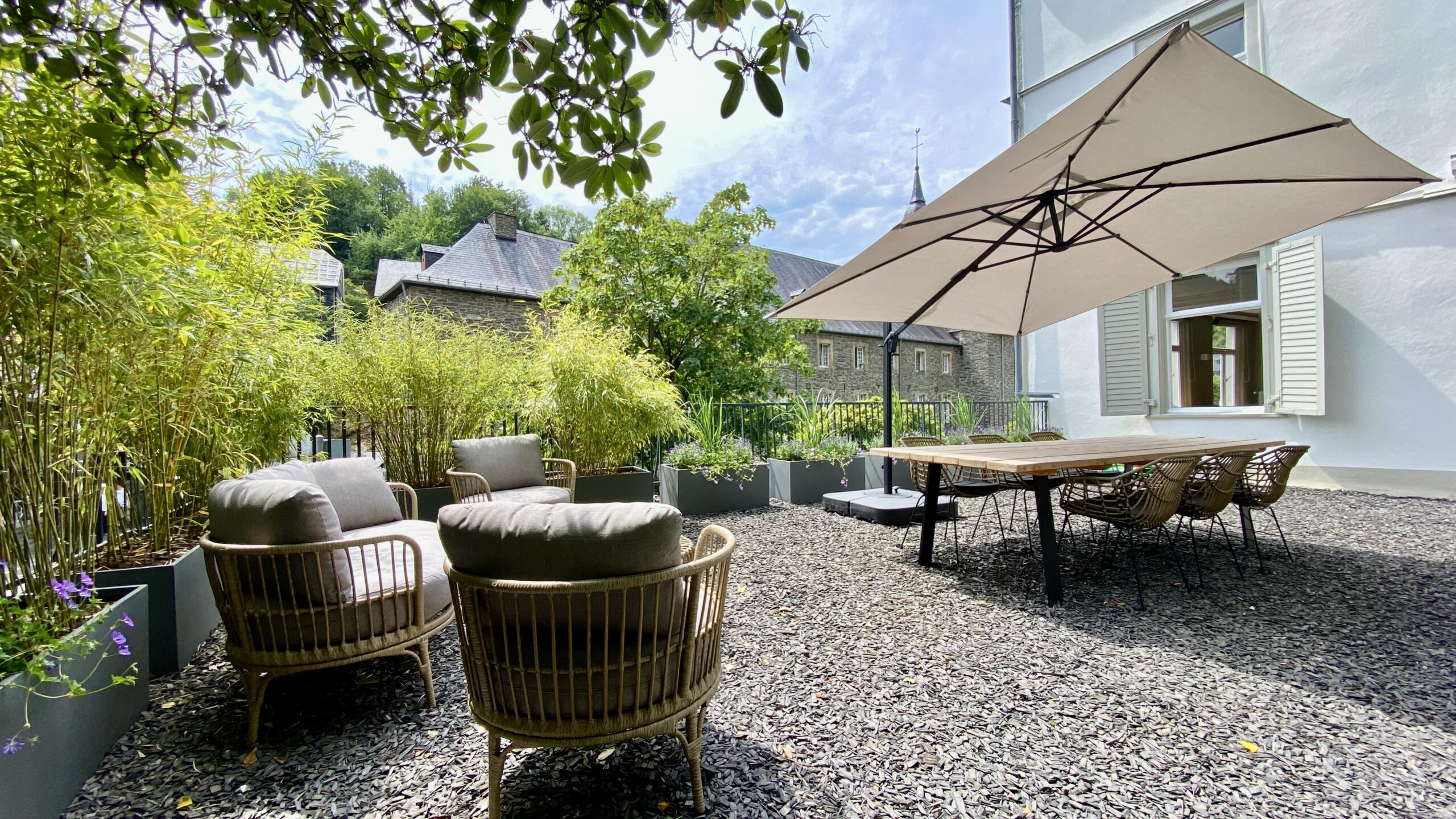 Gartenterrasse der Zeitreise mit Klosterblick